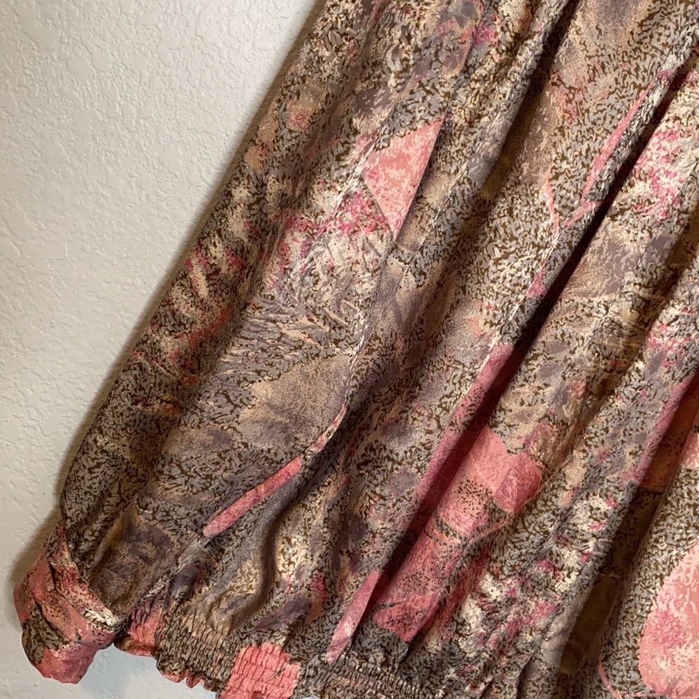 Vintage floral blouse exaggerated shoulder pads and pleated neckline - Picture 2 of 10